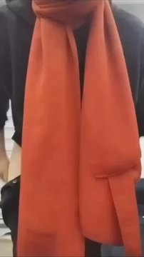 Türbanlı hatun canlı yayında soyunuyor